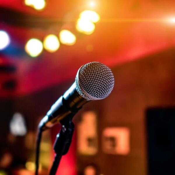 ASI DE FACIL ES MONTAR UN KARAOKE PARA FIESTAS montar un karaoke gratis