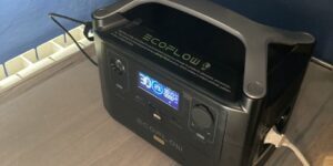 Así de fácil es adquirir una estación de energía portátil y paneles solares. ecoflow cargando con paneles solares flexibles