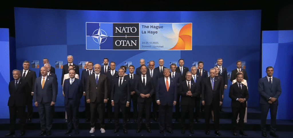Pedro Sánchez aparece alejado del grupo en la foto oficial de la cumbre de la OTAN celebrada en La Haya en junio de 2025