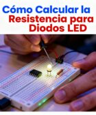 Persona montando circuito impreso con LED y resistencia - Cómo calcular resistencia para LED
