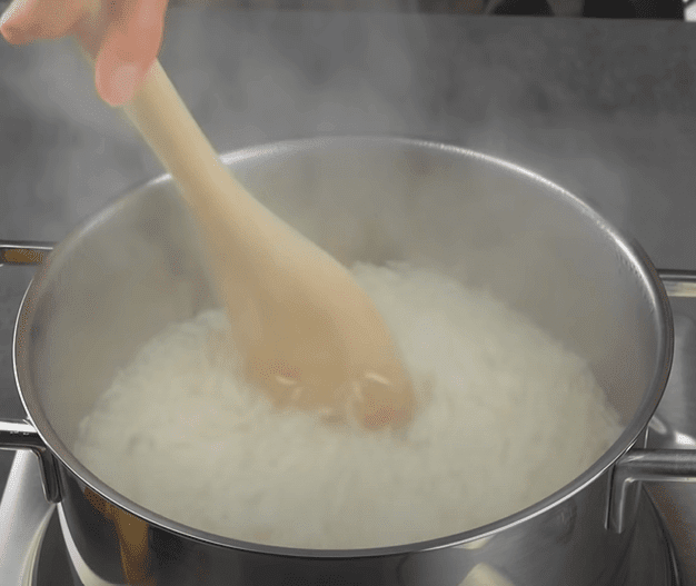 remover arroz blanco perfecto al cocer.