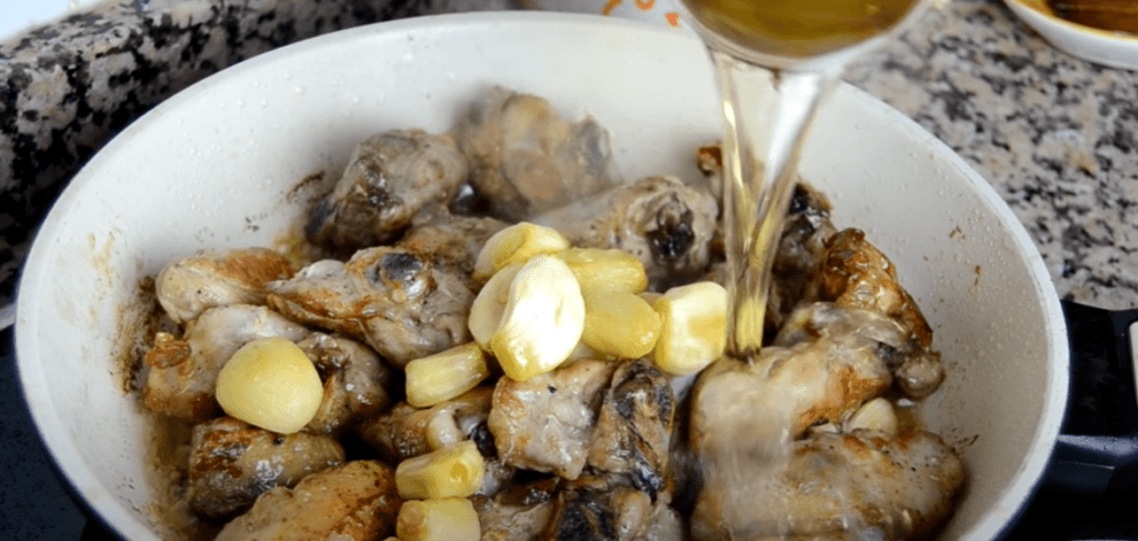 cocinar vino y el pollo al ajillo