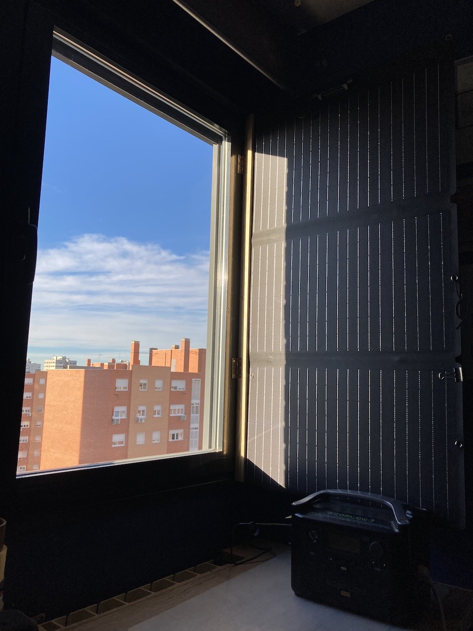Panel solar montado en ventana de piso