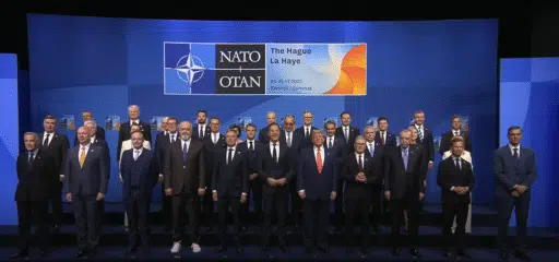 Pedro Sánchez aparece alejado del grupo en la foto oficial de la cumbre de la OTAN celebrada en La Haya en junio de 2025
