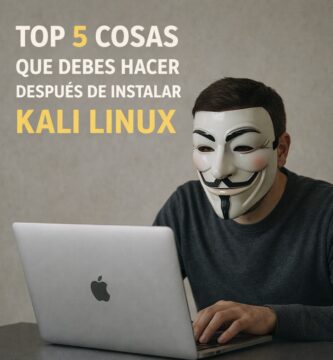 Persona con máscara trabajando en laptop después de instalar Kali Linux