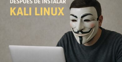Persona con máscara trabajando en laptop después de instalar Kali Linux