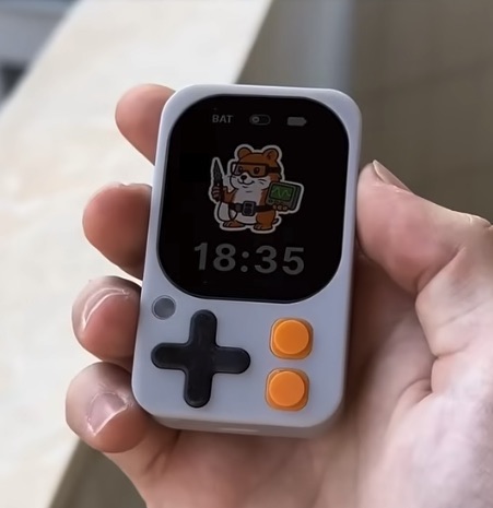 KODE DOT vista frontal con pantalla AMOLED y controles