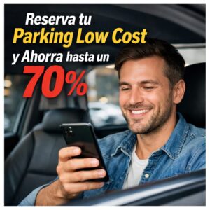 Hombre sonriente usando smartphone para reservar parking con la app Parclick Madrid