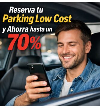 Hombre sonriente usando smartphone para reservar parking con la app Parclick Madrid