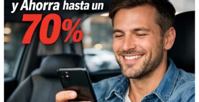 Hombre sonriente usando smartphone para reservar parking con la app Parclick Madrid