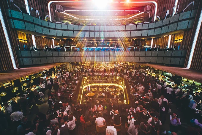 Interior de Platea Madrid, espacio gastron&oacute;mico de moda en Madrid centro, ubicado en un antiguo teatro con varios niveles, escenario y decoraci&oacute;n moderna en la calle de Goya 5-7