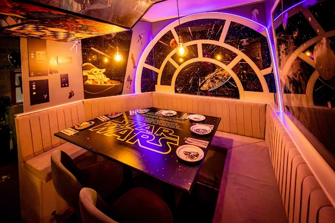 Interior de Los Secretos de Lola, restaurante de moda en Madrid centro, con paredes y techos llenos de peluches y mu&ntilde;ecos en la Calle de la Cava Baja 21.