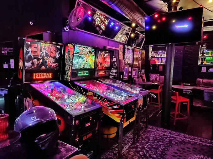 Interior de Rockade, restaurante de moda en Madrid centro, con decoraci&oacute;n retro de los a&ntilde;os 80 y 90 y m&aacute;quinas arcade en La Latina y Malasa&ntilde;a