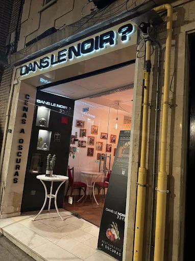 Entrada de Dans Le Noir?, restaurante de moda en Madrid centro donde se cena completamente a oscuras, situado en la Calle del Biombo 5