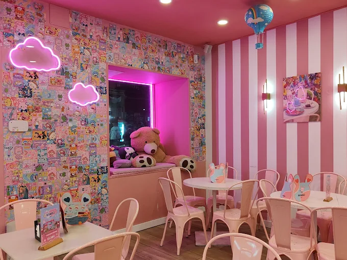 Interior de Kawaii Caf&eacute;, cafeter&iacute;a otaku de moda en Madrid centro, decorada en tonos rosas con peluches y postres de colores en la Calle de Felipe III 4.
