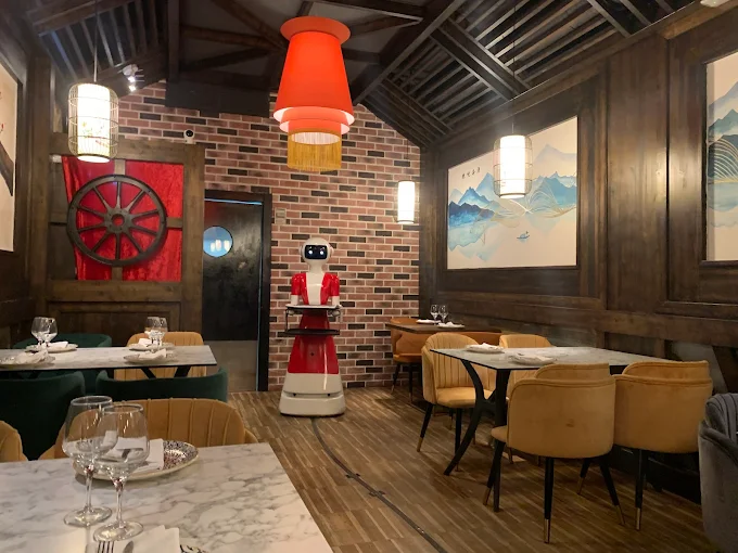 Interior de Gudu, restaurante asi&aacute;tico de moda en Madrid centro, con decoraci&oacute;n moderna y un robot camarero que sirve la comida en la Calle de Atocha 12.