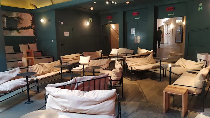 Interior de Sala Equis, espacio de moda en Madrid centro con gran pantalla de cine, gradas y zona de bar en la Calle del Duque de Alba 4.