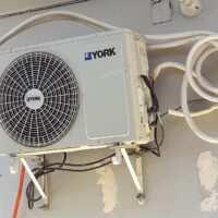 Unidad exterior de un aire acondicionado tipo split montada en una pared