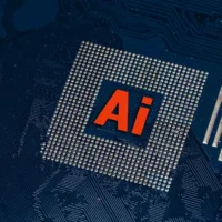 Persona usando un portátil con una interfaz de inteligencia artificial en pantalla