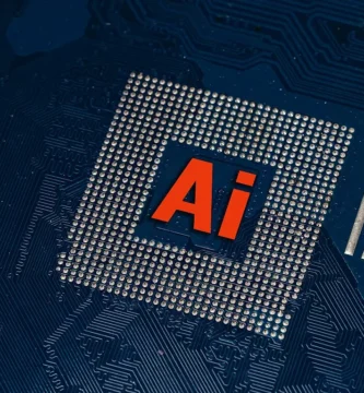 Persona usando un portátil con una interfaz de inteligencia artificial en pantalla