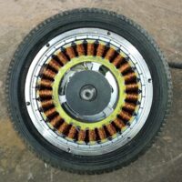 motor de rueda de un patinete eléctrico con la tapa lateral retirada, mostrando las bobinas de cobre del estátor