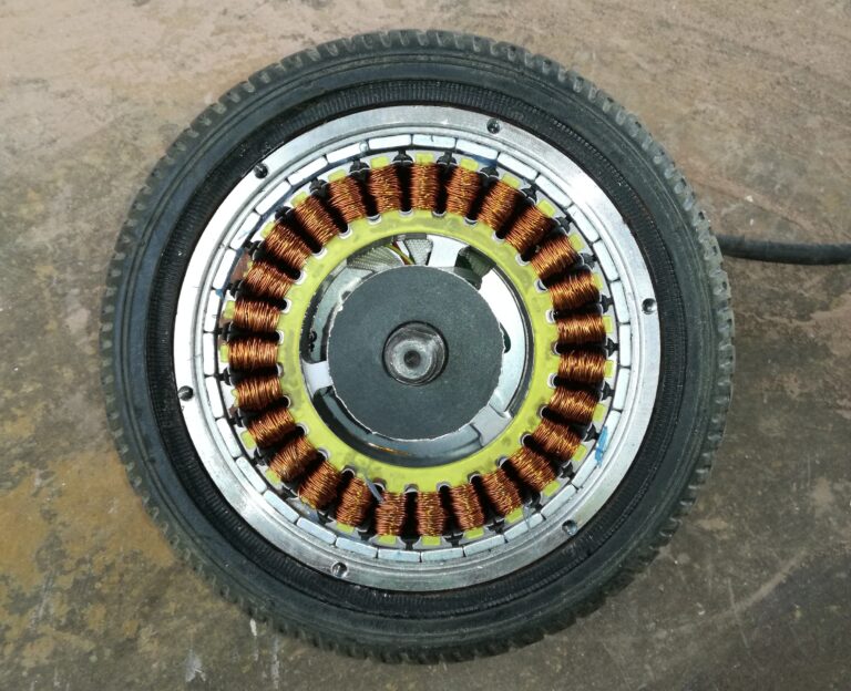 motor de rueda de un patinete eléctrico con la tapa lateral retirada, mostrando las bobinas de cobre del estátor