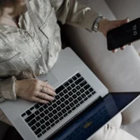 Persona usando el móvil para instalar la app de ChatGPT