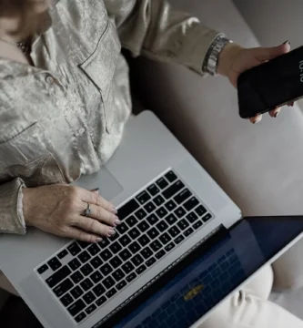 Persona usando el móvil para instalar la app de ChatGPT