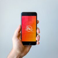 Persona sosteniendo un móvil para instalar la app de Google Gemini