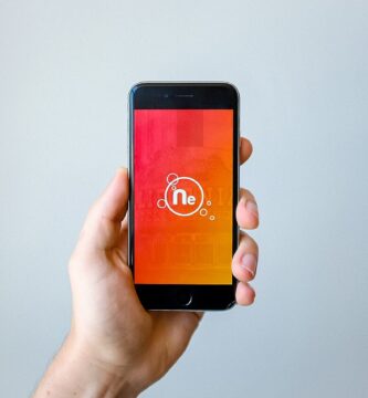 Persona sosteniendo un móvil para instalar la app de Google Gemini