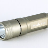 Linterna LED EDC compacta de aluminio con reflector, similar a los modelos de gama alta que se usan como linterna de bolsillo diaria
