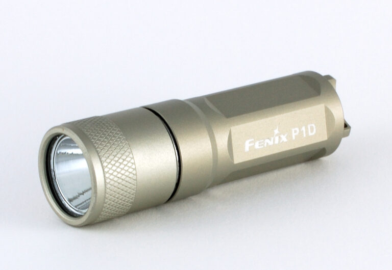 Linterna LED EDC compacta de aluminio con reflector, similar a los modelos de gama alta que se usan como linterna de bolsillo diaria