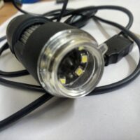 microscopio digital USB con cámara y luces LED sobre una mesa de trabajo