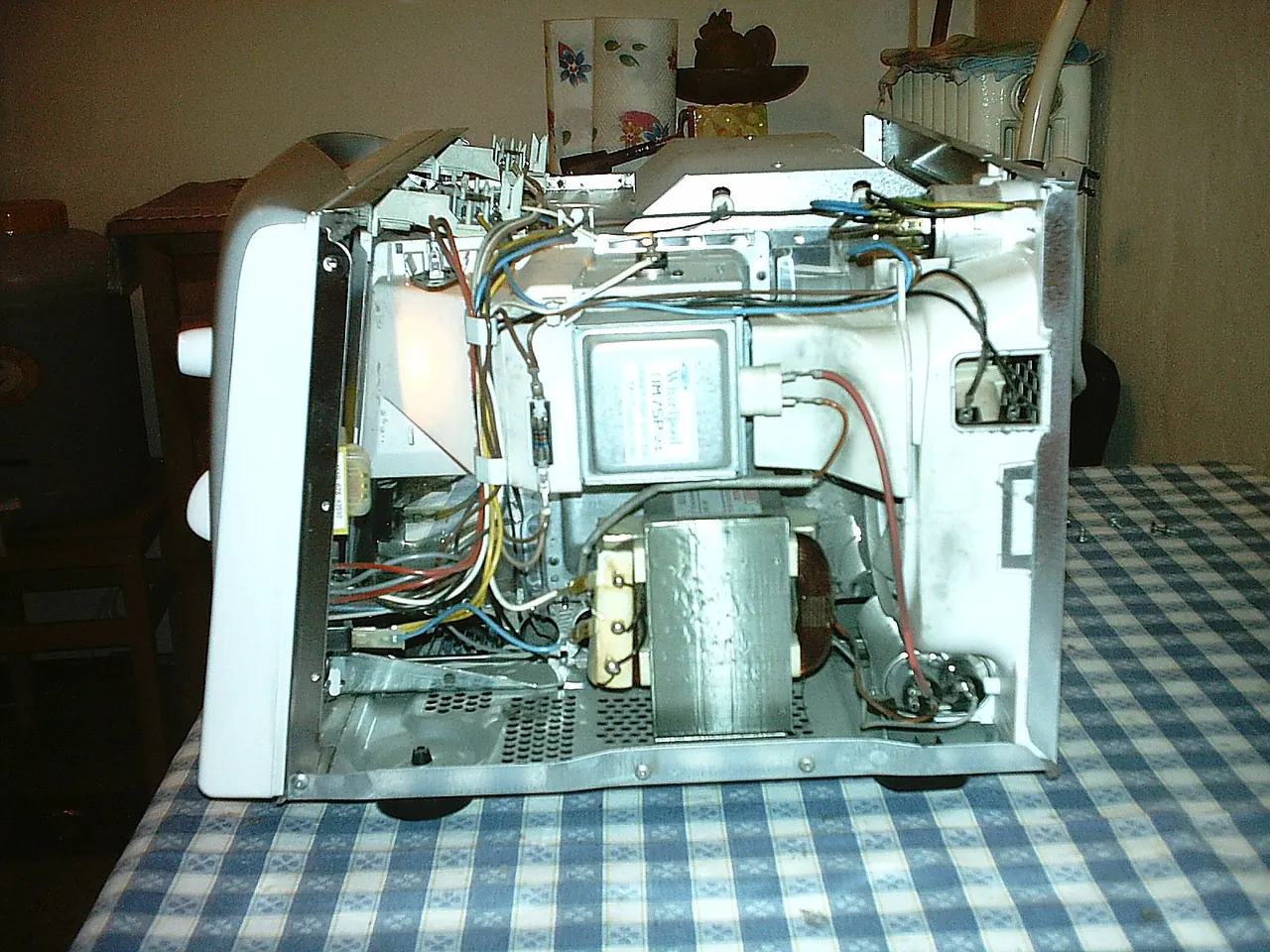 motor giraplatos de microondas visto tras desmontar el electrodom&eacute;stico