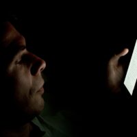 persona mirando la pantalla de su móvil esperando a que cargue