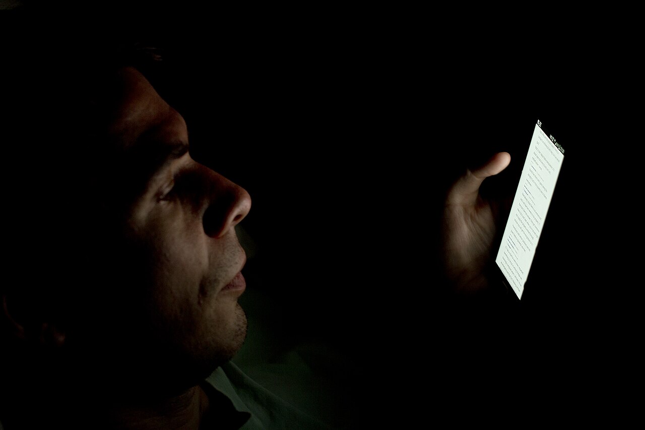 persona mirando la pantalla de su m&oacute;vil esperando a que cargue