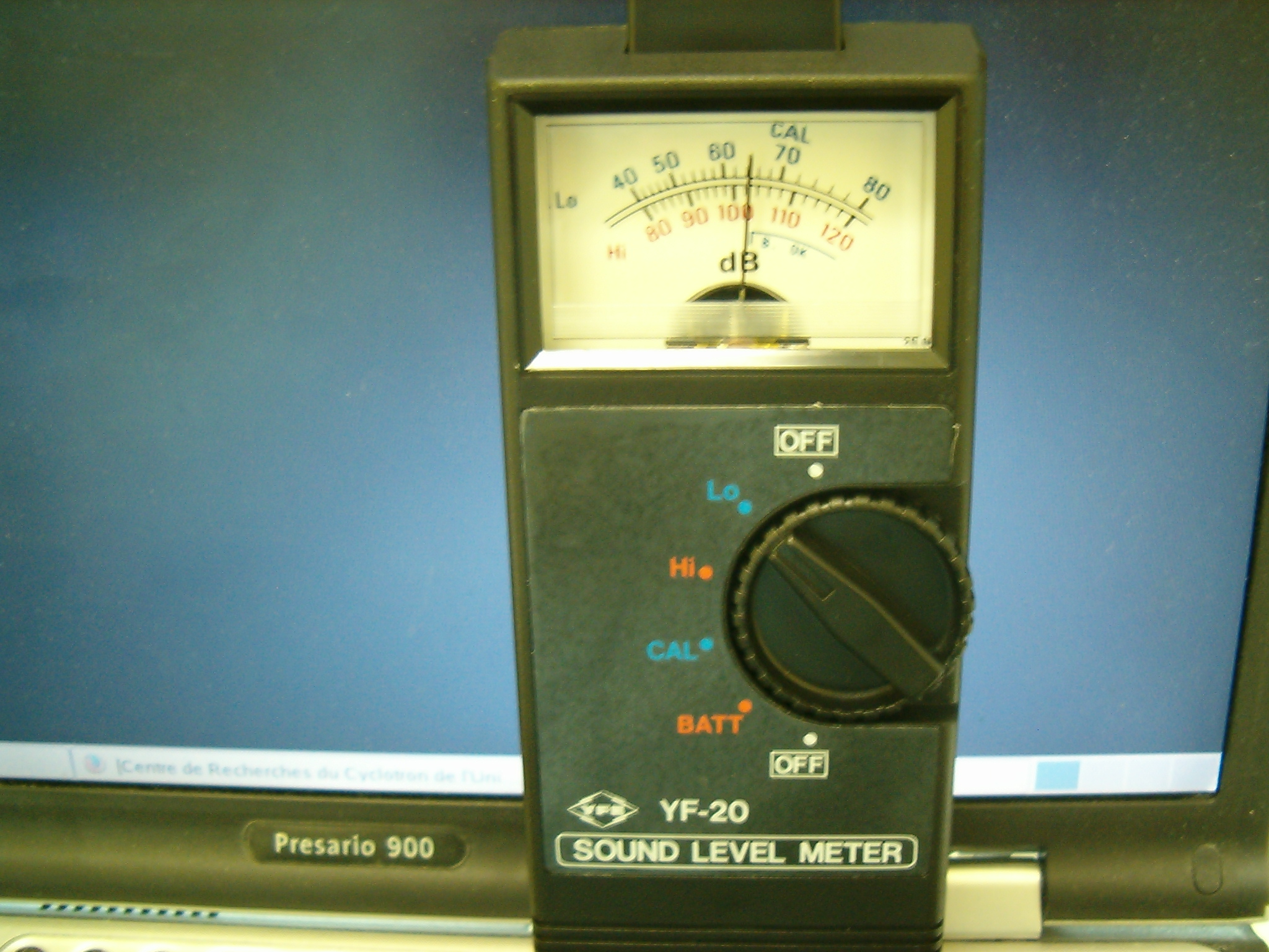 Son&oacute;metro digital YF-20 midiendo el nivel de ruido en decibelios
