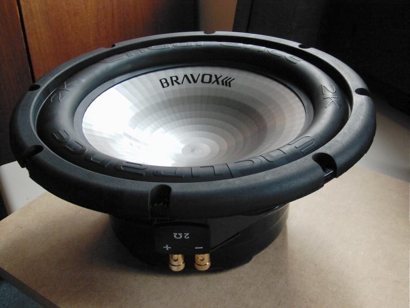 subwoofer de coche de gran tama&ntilde;o usado como base para un altavoz casero