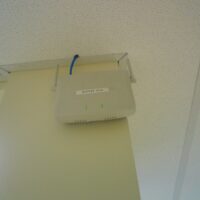 Punto de acceso WiFi montado en el techo de una habitación