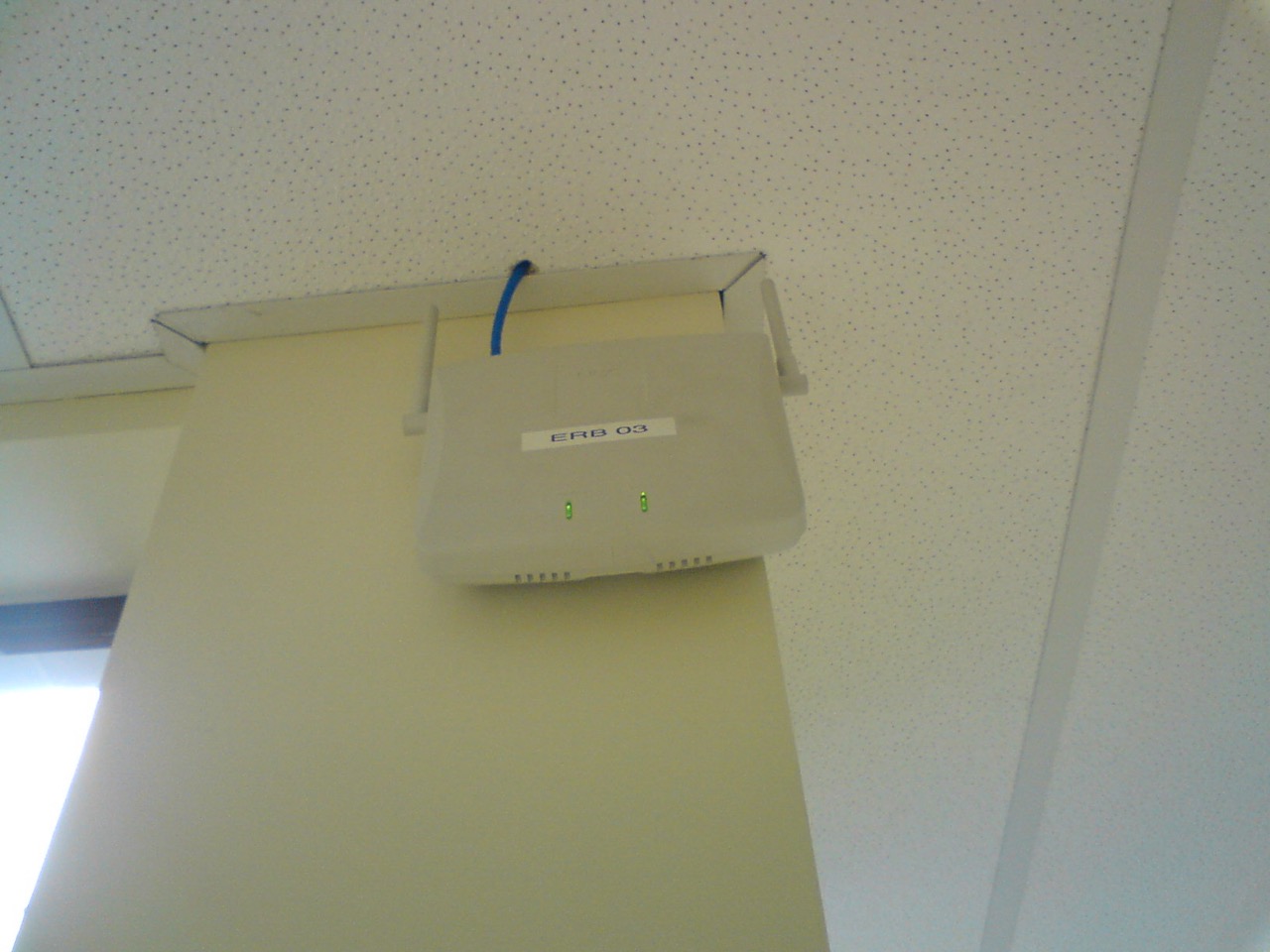 Punto de acceso WiFi montado en el techo de una habitaci&oacute;n