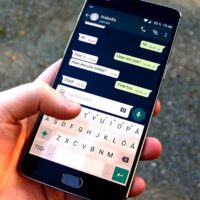 Persona chateando por WhatsApp en el móvil