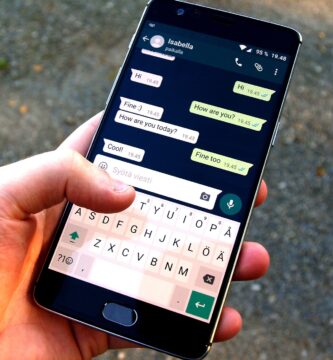 Persona chateando por WhatsApp en el móvil