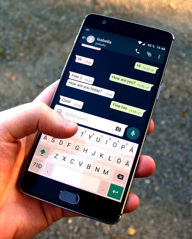 Persona chateando por WhatsApp en el móvil