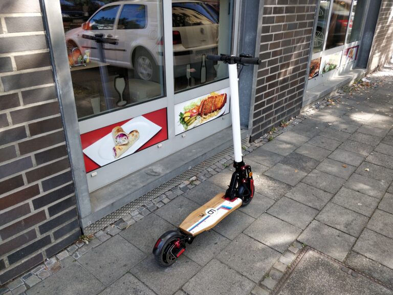 Patinete el&eacute;ctrico legal: c&oacute;mo elegir uno certificado VMP y homologado DGT