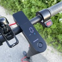 Manillar de patinete eléctrico con display, freno y mástil visto de cerca