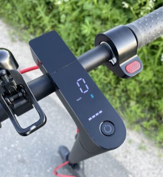 Manillar de patinete eléctrico con display, freno y mástil visto de cerca
