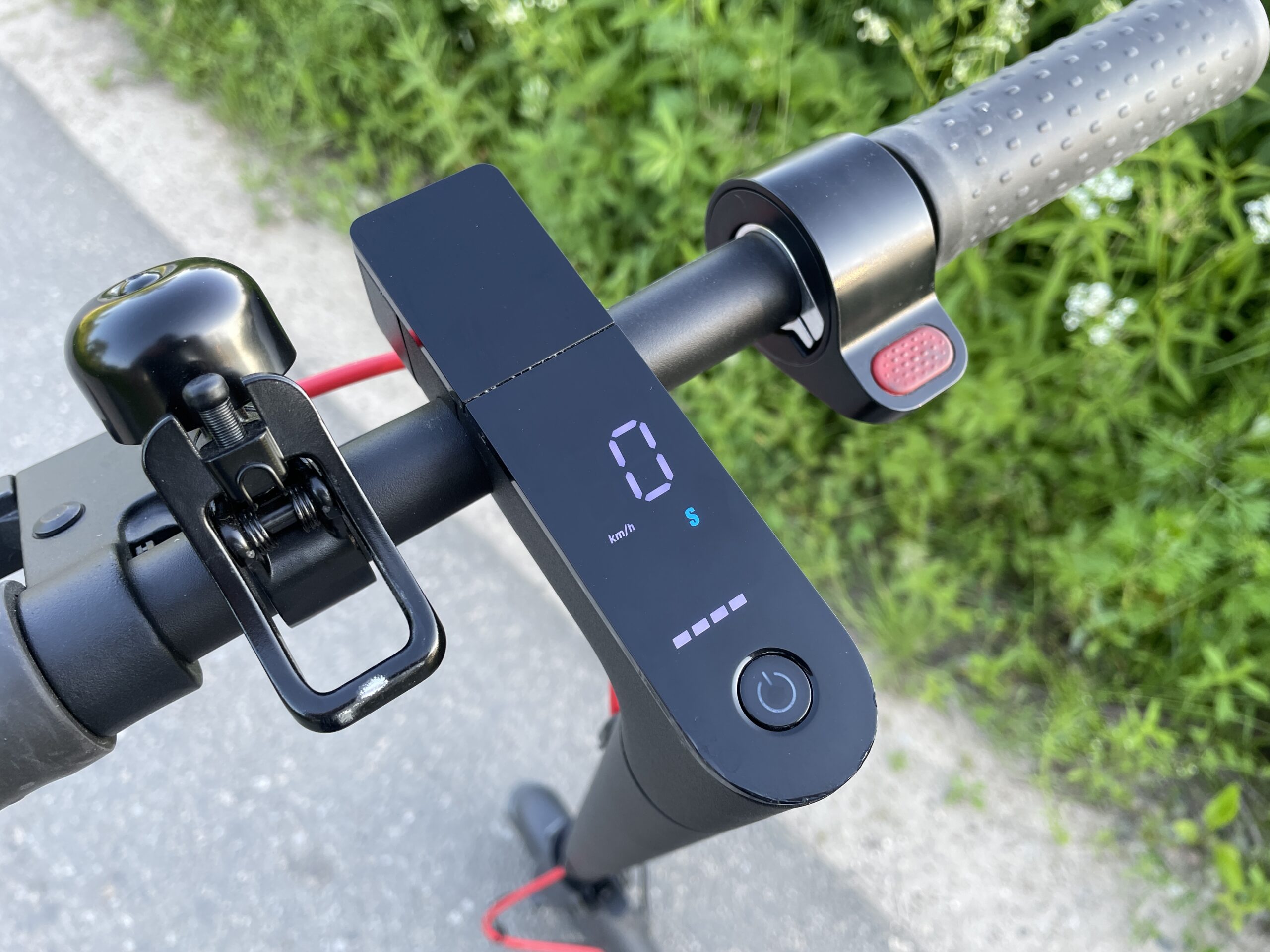 Manillar de patinete eléctrico con display, freno y mástil visto de cerca