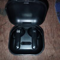 auriculares bluetooth inalámbricos en su estuche de carga