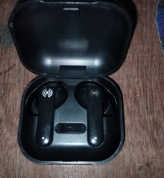 auriculares bluetooth inalámbricos en su estuche de carga