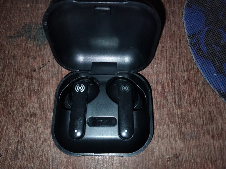 auriculares bluetooth inalámbricos en su estuche de carga
